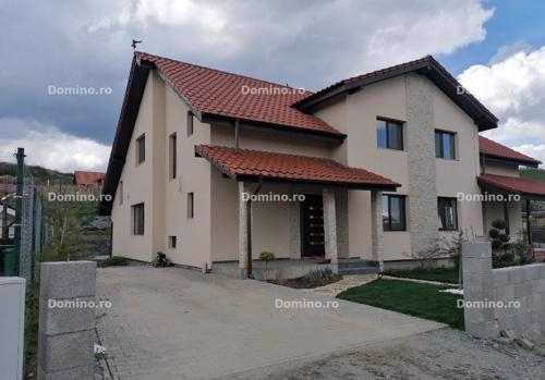 Vanzare Casa 5 Camere, Finisat, Gradina, Parcrae